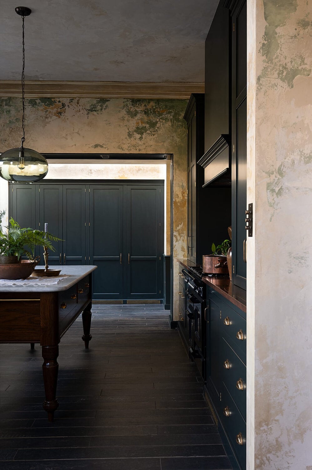 A Green Classic English deVOL Kitchen in a Restored Georgian House 12 11.TheClassicEnglishKitchen deVOL LOW RES A Green Classic English deVOL Kitchen in a Restored Georgian House