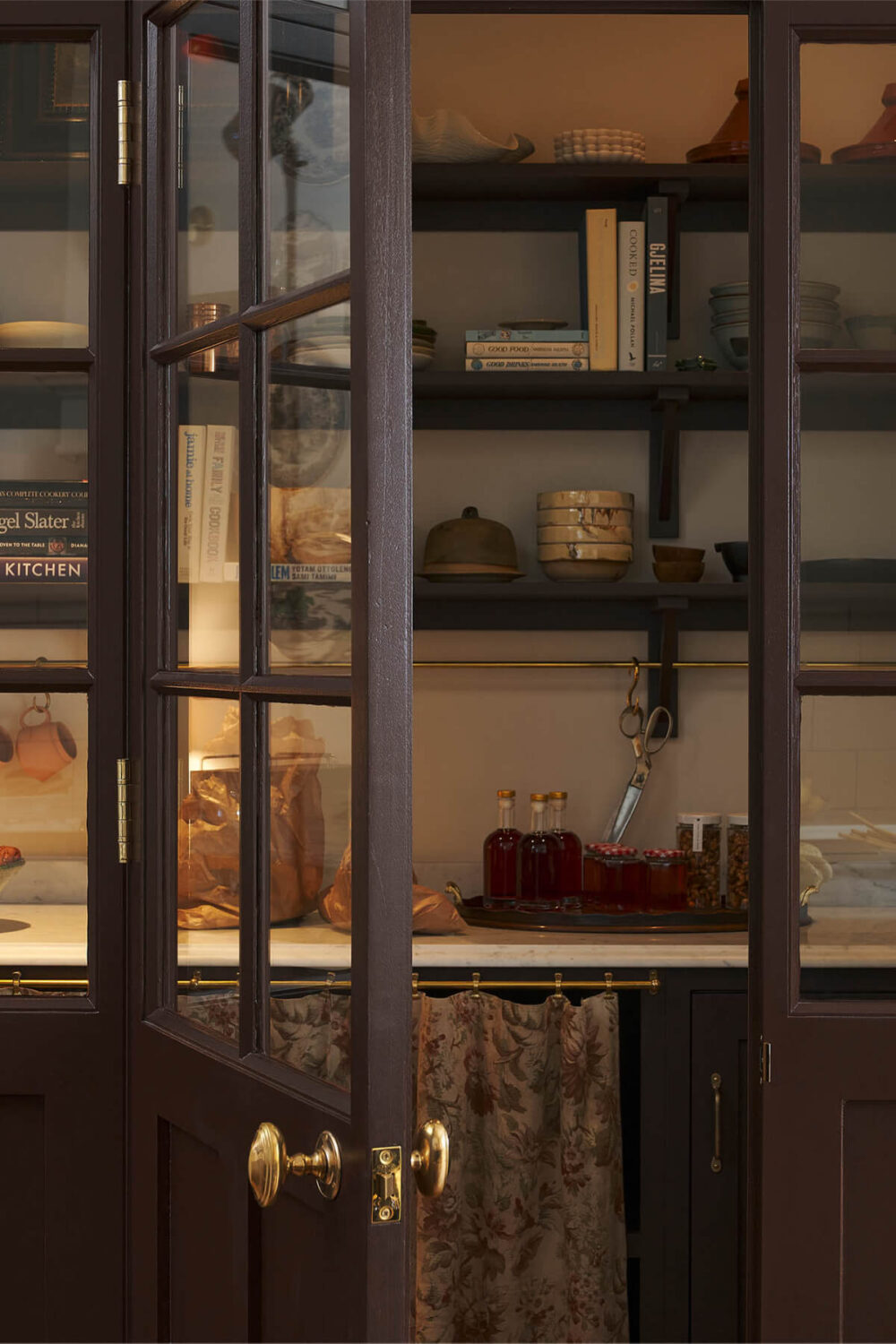 A Pink deVOL Shaker Kitchen with a Glazed Pantry in an Edwardian House 14 18.TheRealShakerKitchen-deVOL_LOW-RES