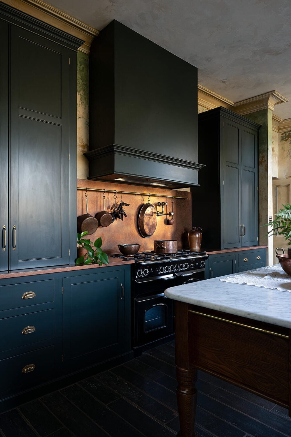 A Green Classic English deVOL Kitchen in a Restored Georgian House 6 6.TheClassicEnglishKitchen deVOL LOW RES A Green Classic English deVOL Kitchen in a Restored Georgian House