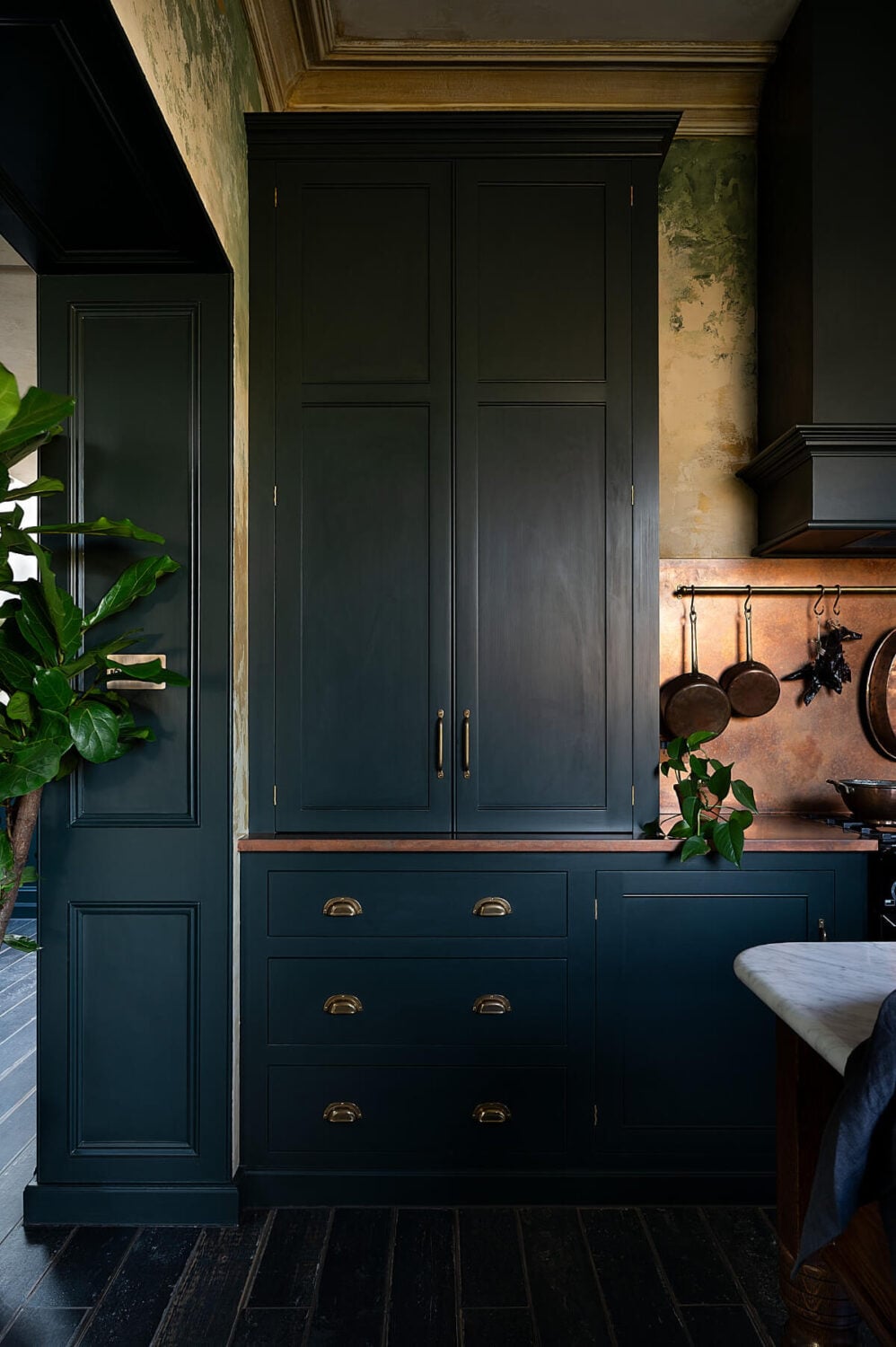 A Green Classic English deVOL Kitchen in a Restored Georgian House 7 7.TheClassicEnglishKitchen deVOL LOW RES A Green Classic English deVOL Kitchen in a Restored Georgian House