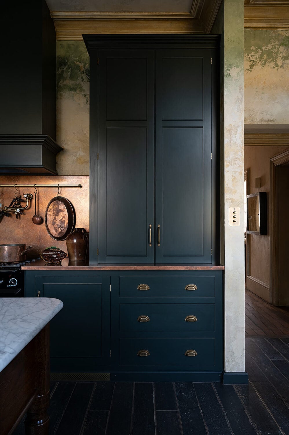 A Green Classic English deVOL Kitchen in a Restored Georgian House 8 8.TheClassicEnglishKitchen deVOL LOW RES A Green Classic English deVOL Kitchen in a Restored Georgian House