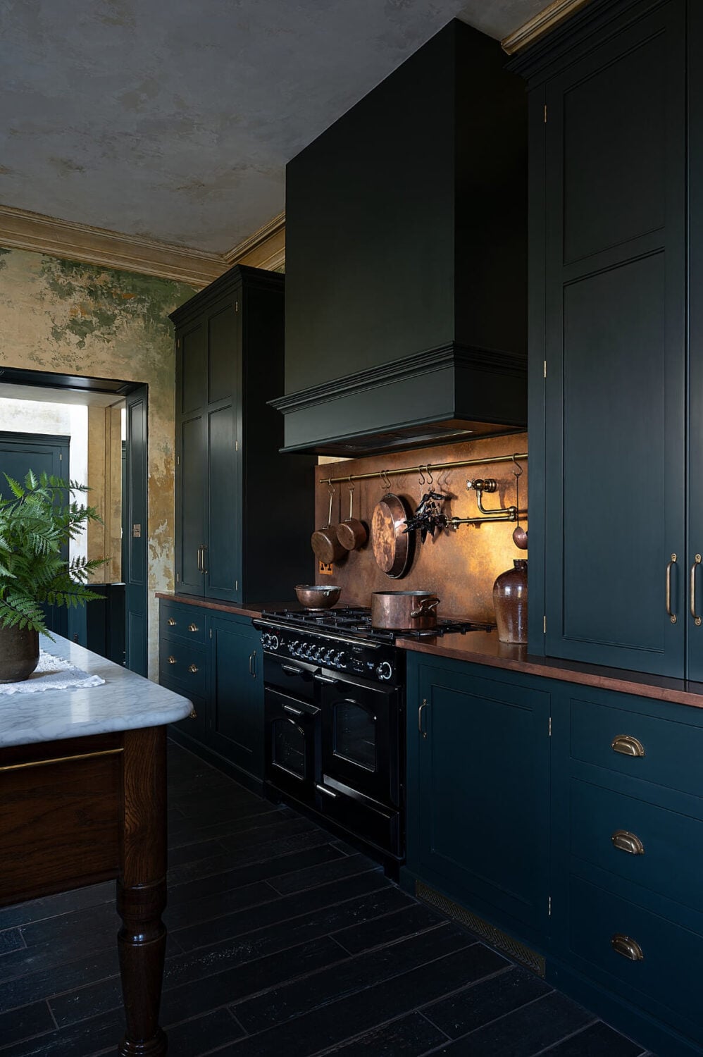 A Green Classic English deVOL Kitchen in a Restored Georgian House 9 9.TheClassicEnglishKitchen deVOL LOW RES A Green Classic English deVOL Kitchen in a Restored Georgian House