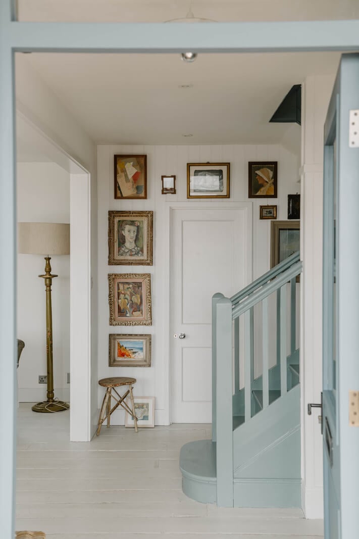 A Bright English Seaside Home Owned by Artists 6 antique art