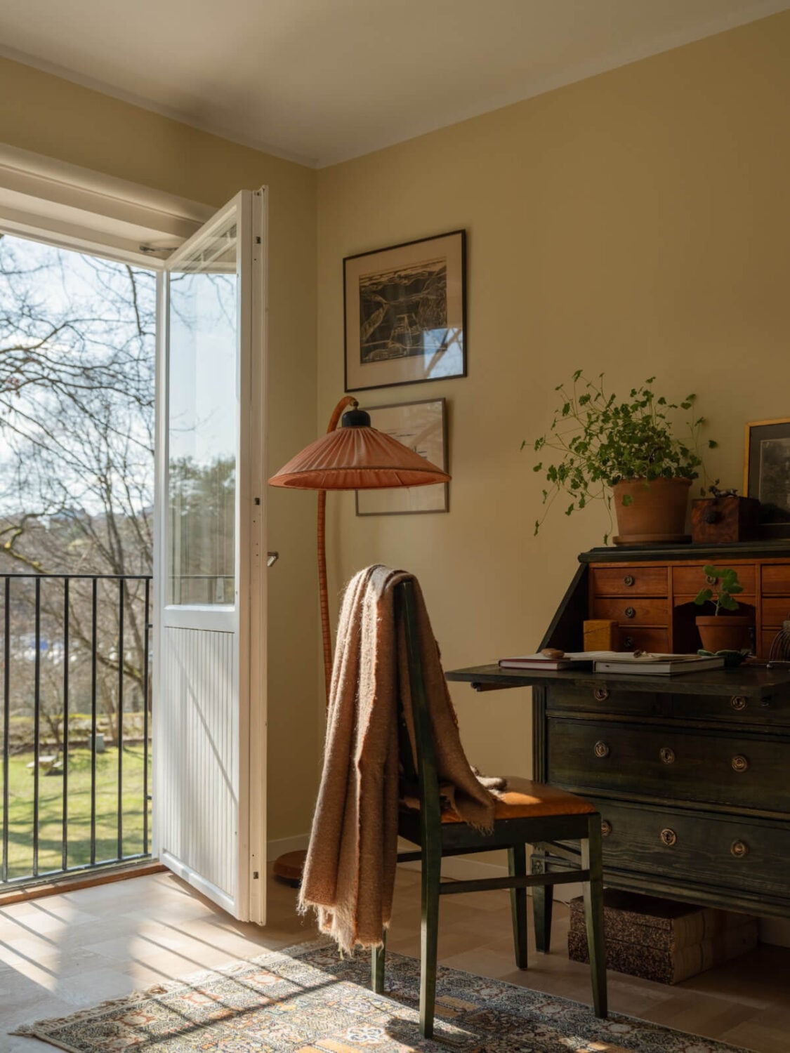 A Tiny Apartment Filled with Books and a Midcentury-Style Kitchen 4 antique writing desk