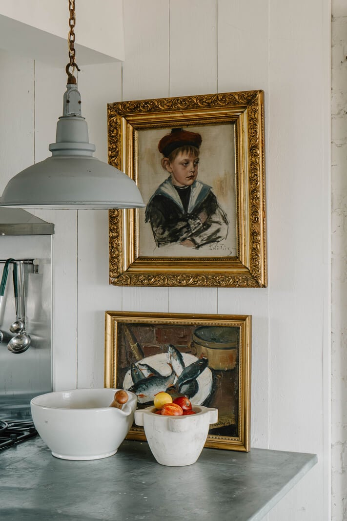 A Bright English Seaside Home Owned by Artists 12 art detail