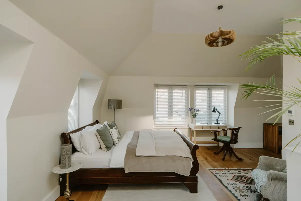 A Grand Regency-Style House with a Mature Garden in London 18 attic bedroom