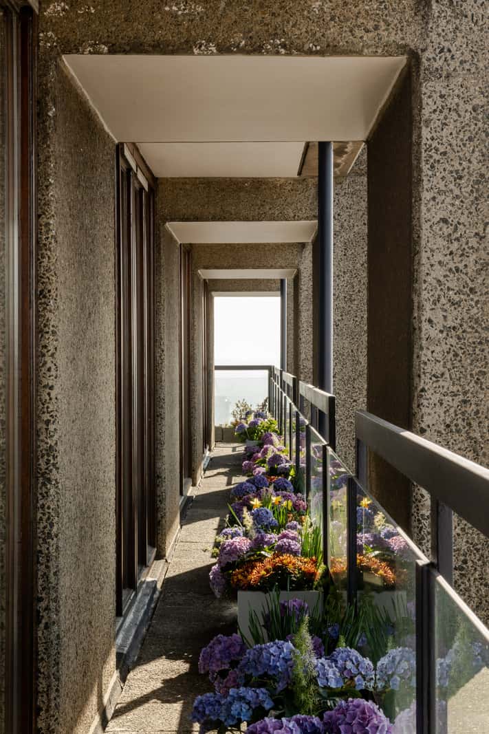 Oak and Marble in a Spectacular Brutalist Apartment in London 20 balcony 1 Oak and Marble in a Spectacular Brutalist Apartment in London
