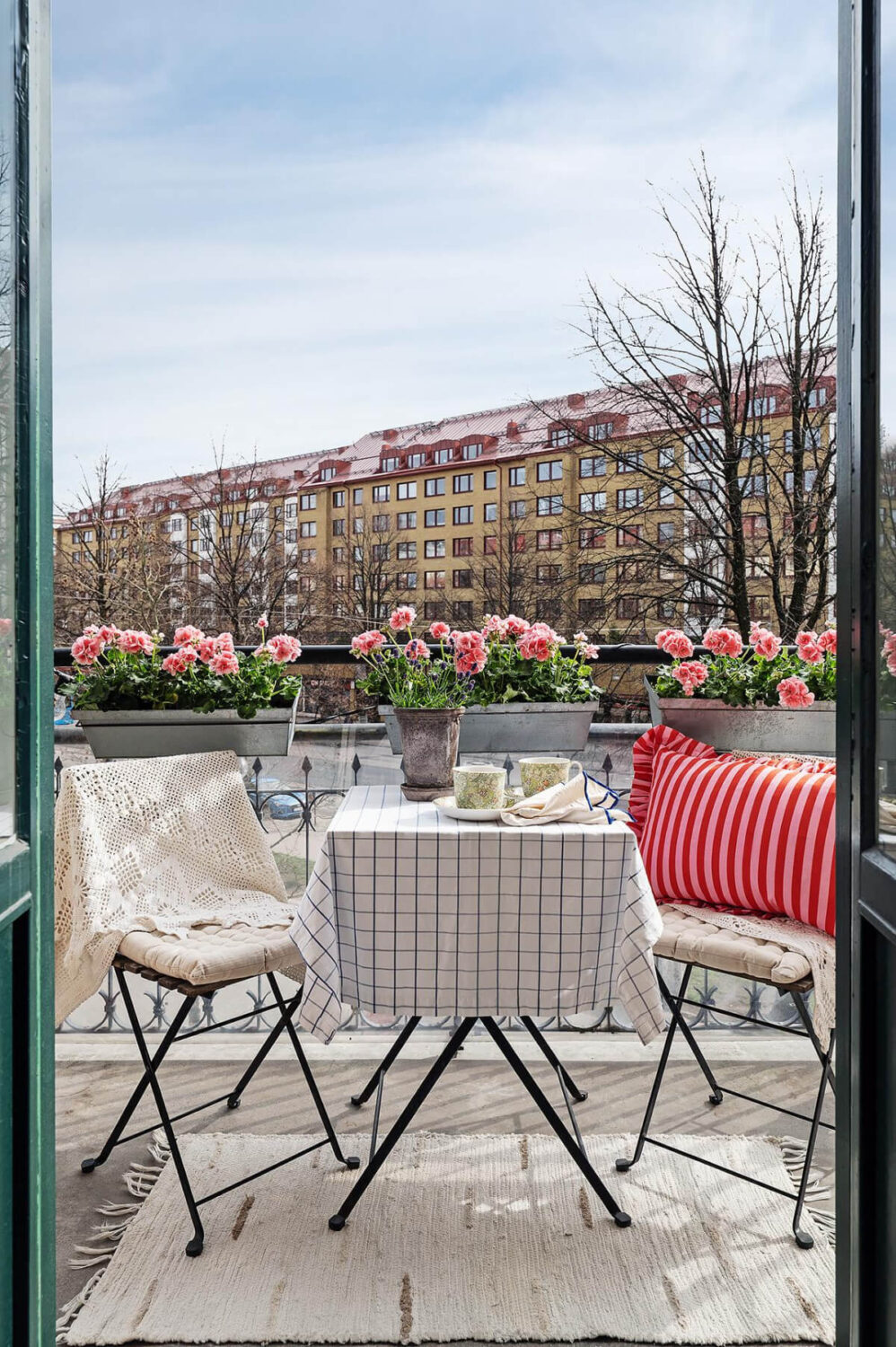 Pink and Blue Tones in a Late 19th-Century Apartment 5 balcony