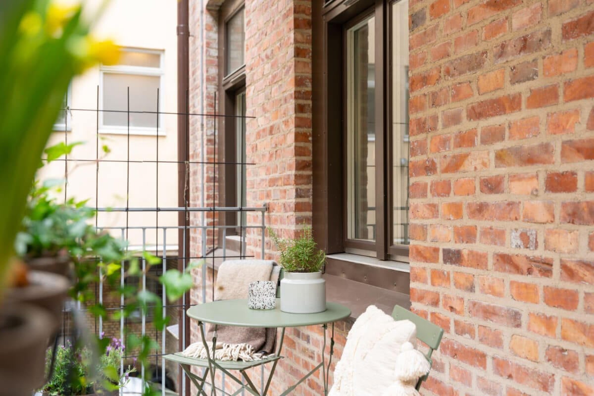 Warm Colors and Classic Elements in a Charming Studio Apartment 12 balcony