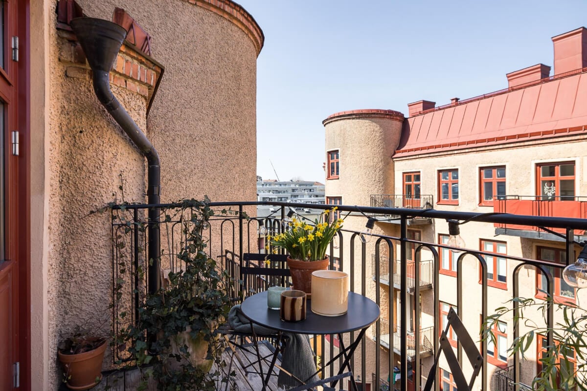Gray Tones and a Classic Kitchen in a Swedish Apartment 18 balcony bistro table
