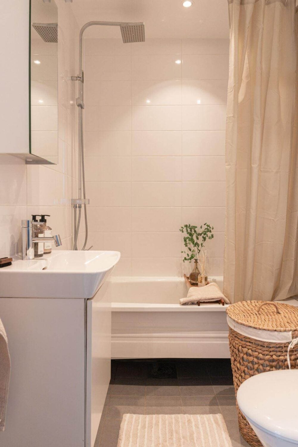 Warm Colors and Classic Elements in a Charming Studio Apartment 14 bathroom