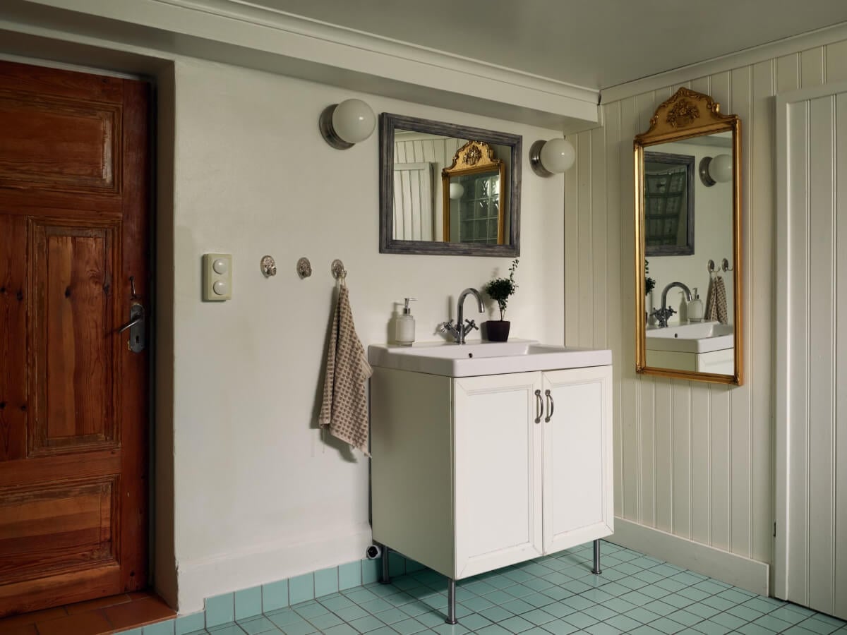 A Charming Semi-Detached House in the First Garden Town of Stockholm 29 bathroom blue tiles