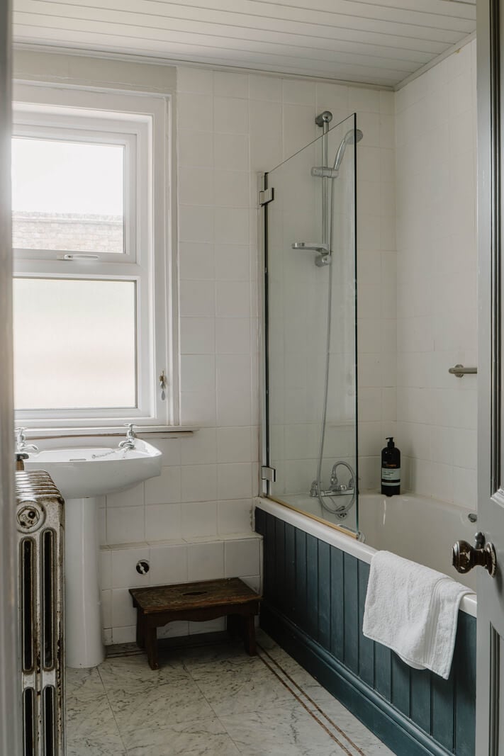 A Bright English Seaside Home Owned by Artists 19 bathroom dark blue paneling A Bright English Seaside Home Owned by Artists