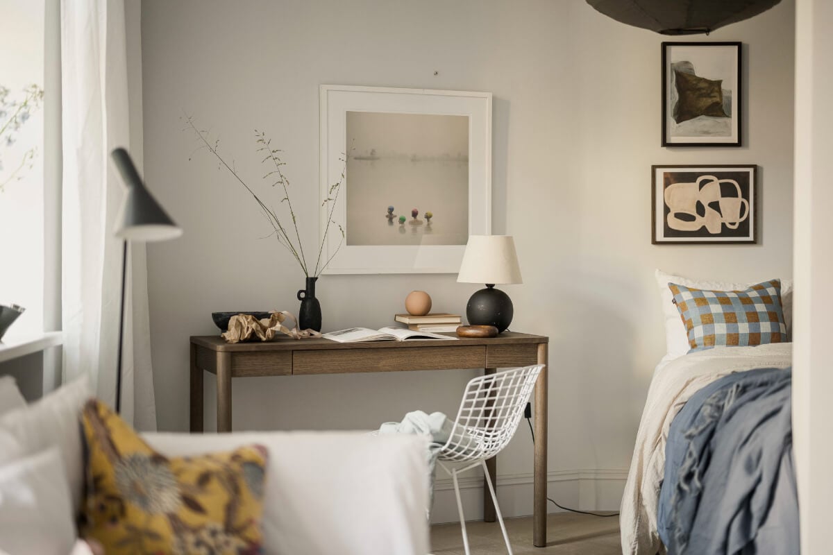 A Stylish Swedish Studio Apartment with a Blue Kitchen 15 bed niche with wooden desk
