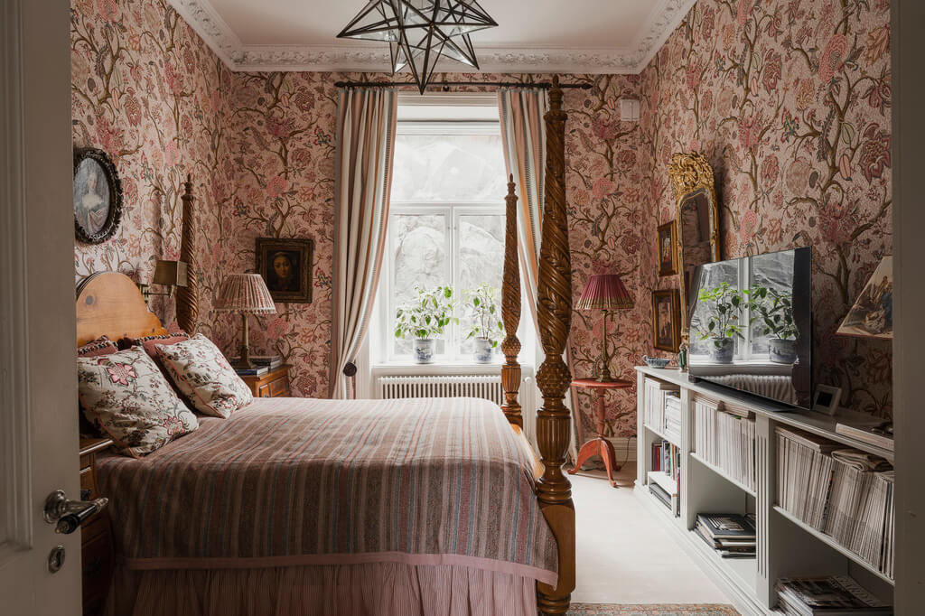 A Spectacular Kitchen and Antiques in a Late 19th-Century Apartment 21 bedroom antique bed pink wallpaper