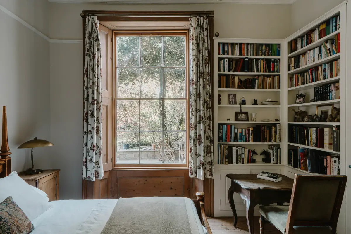 A Grand Regency-Style House with a Mature Garden in London 11 bedroom corner bookshelves