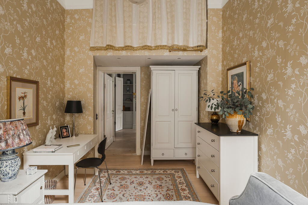 A Spectacular Kitchen and Antiques in a Late 19th-Century Apartment 27 bedroom gold floral wallpaper desk