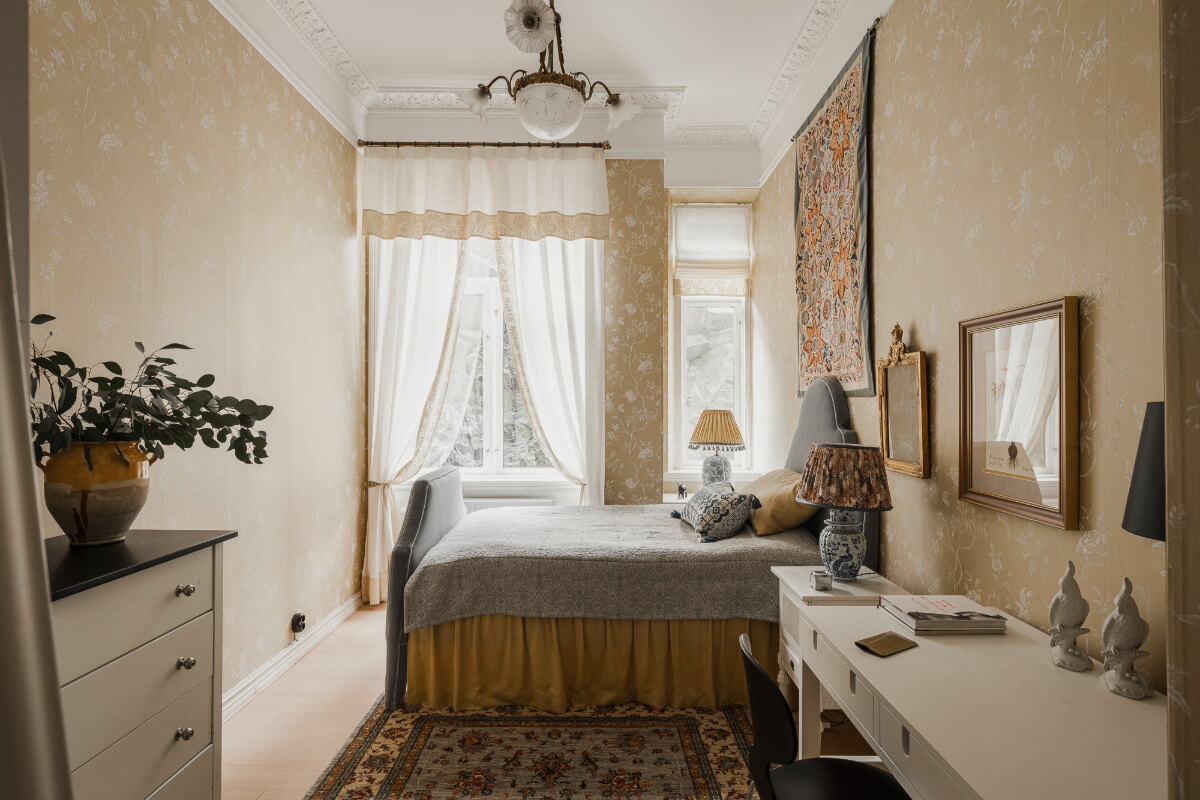 A Spectacular Kitchen and Antiques in a Late 19th-Century Apartment 26 bedroom gold floral wallpaper