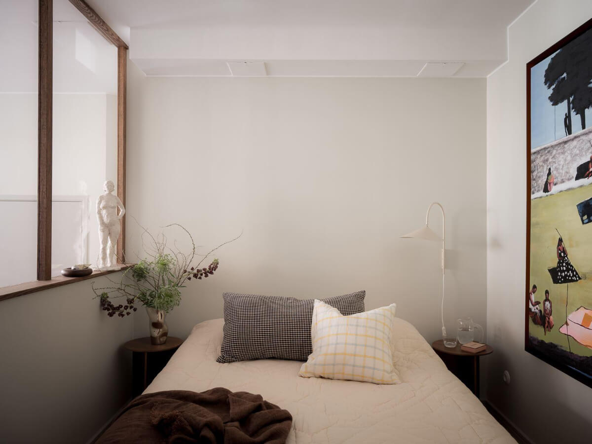 A Modern Split-Level Apartment in a Former Bakery 18 bedroom indoor window