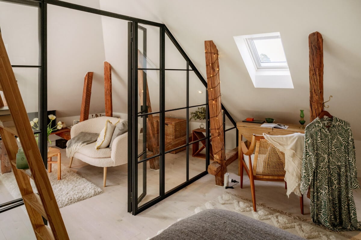 A Bright Attic Apartment with Exposed Beams and a Roof Terrace 18 bedroom industrial glass wall