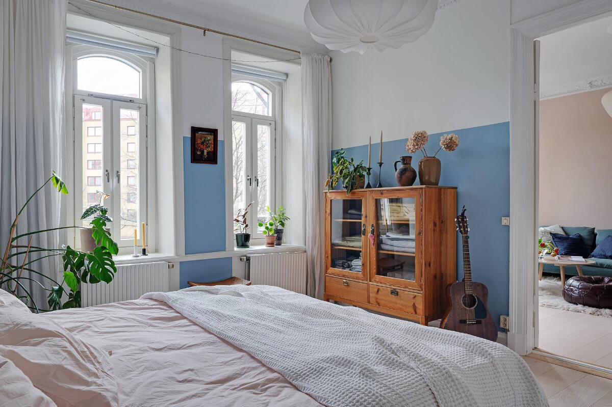 Pink and Blue Tones in a Late 19th-Century Apartment 14 bedroom large windows half painted blue walls