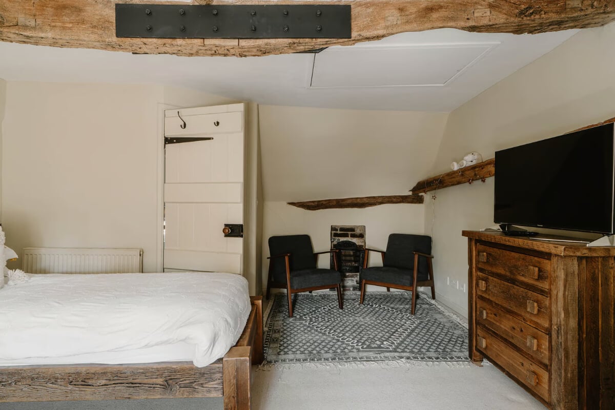 Serene Colors and Historic Elements in an Elizabethan Home in Wiltshire 19 bedroom sitting area