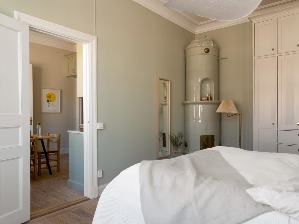 Turn-of-the-Century Charm and Site-Built Storage in a Stockholm Apartment 24 bedroom with kakelugn