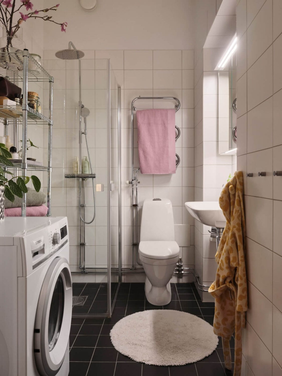 Classic Elements and Light Rooms in a Lovely Family Apartment 31 black and white bathroom