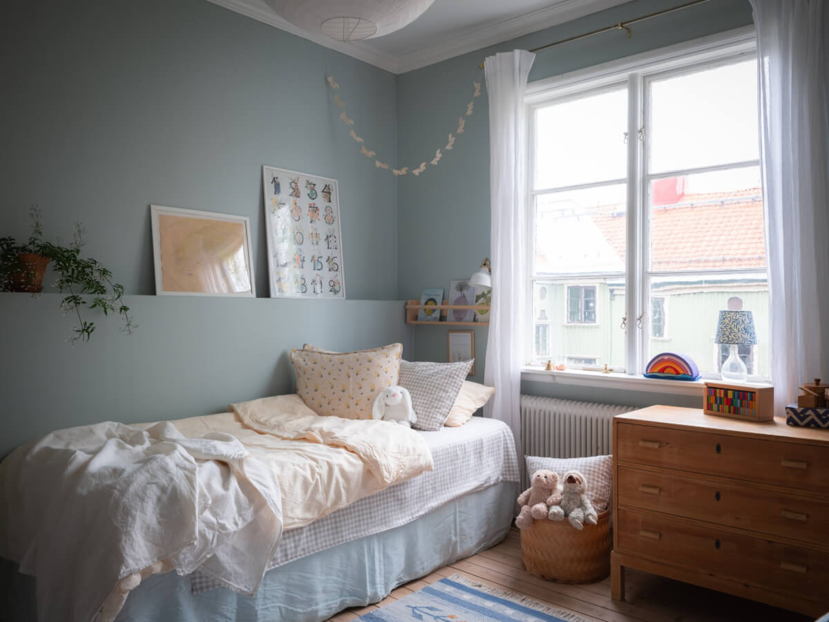 A Soft Color Palette and a Charming Kitchen in a Swedish Apartment 28 blue kids bedroom ledge
