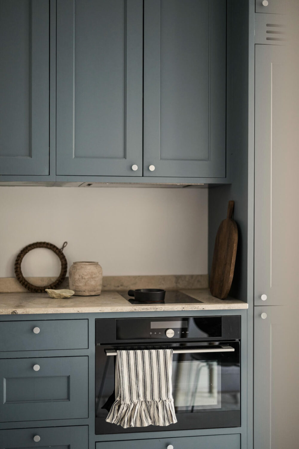 A Stylish Swedish Studio Apartment with a Blue Kitchen 5 blue kitchen detail