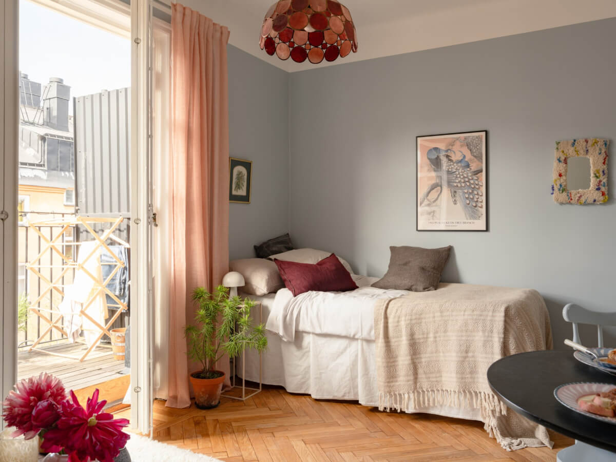 A Blue and Pink Studio Apartment with a Large Balcony 4 blue walls pink curtains studio
