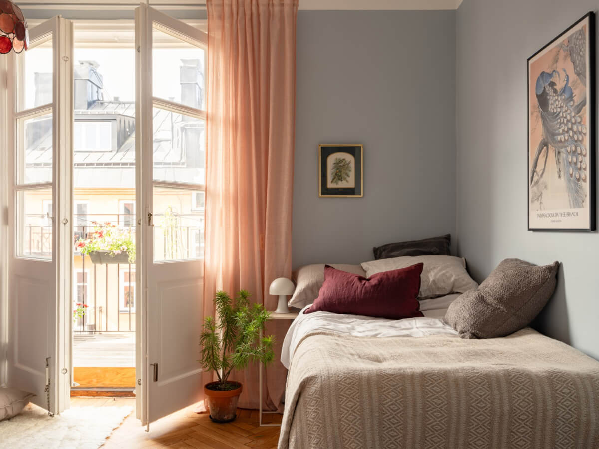 A Blue and Pink Studio Apartment with a Large Balcony 6 blue walls studio apartmen