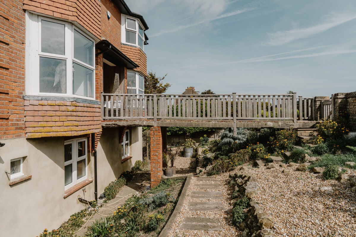 A Bright English Seaside Home Owned by Artists 29 bridge garden