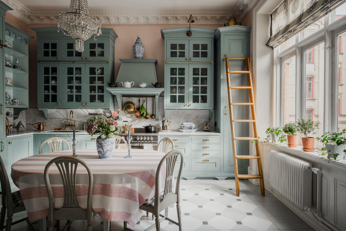 A Spectacular Kitchen and Antiques in a Late 19th-Century Apartment 1 classic kitchen blue cabinets pink walls dining table