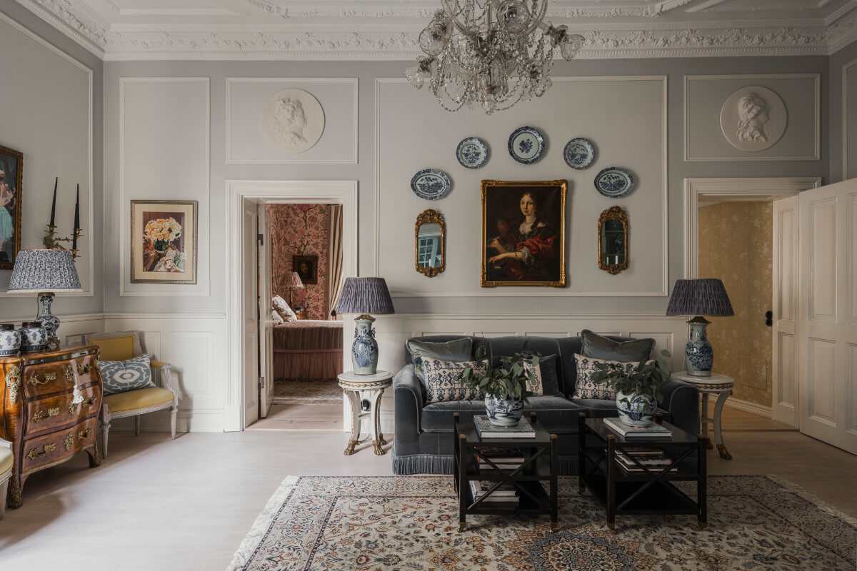 A Spectacular Kitchen and Antiques in a Late 19th-Century Apartment 14 classic living room antique art