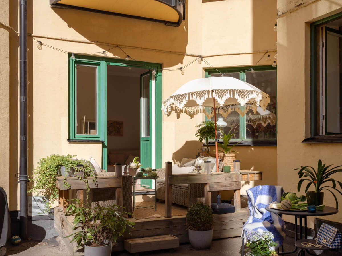 A Small Apartment with Green Color Accents and a Cozy Patio Terrace 10 courtyard terrace