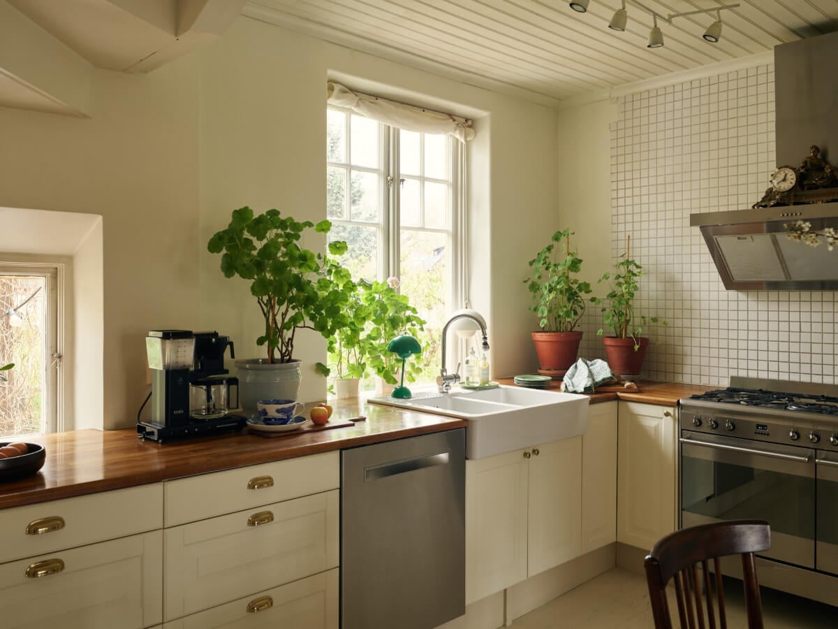 A Charming Semi-Detached House in the First Garden Town of Stockholm 11 cozy country style kitchen sink under window