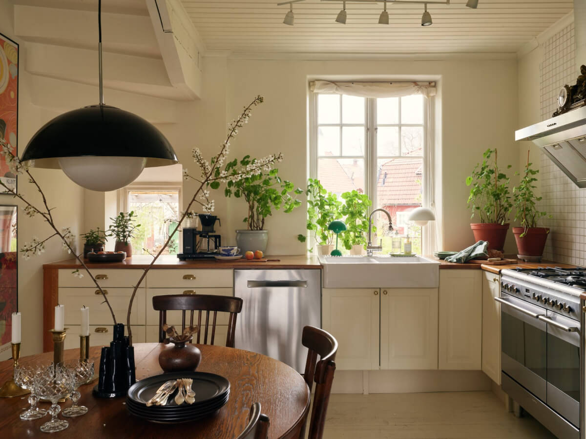 A Charming Semi-Detached House in the First Garden Town of Stockholm 15 cozy kitchen round wooden table