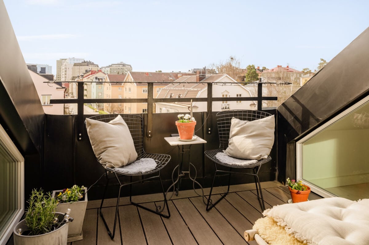 A Bright Attic Apartment with Exposed Beams and a Roof Terrace 10 cozy roof terrace