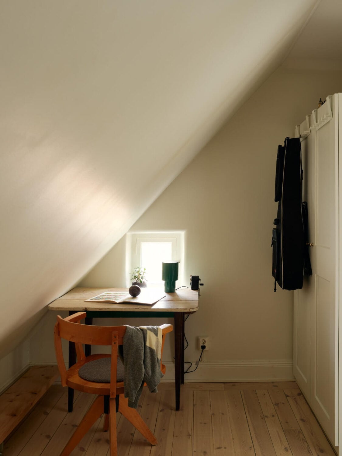 A Charming Semi-Detached House in the First Garden Town of Stockholm 26 desk and wardrobes