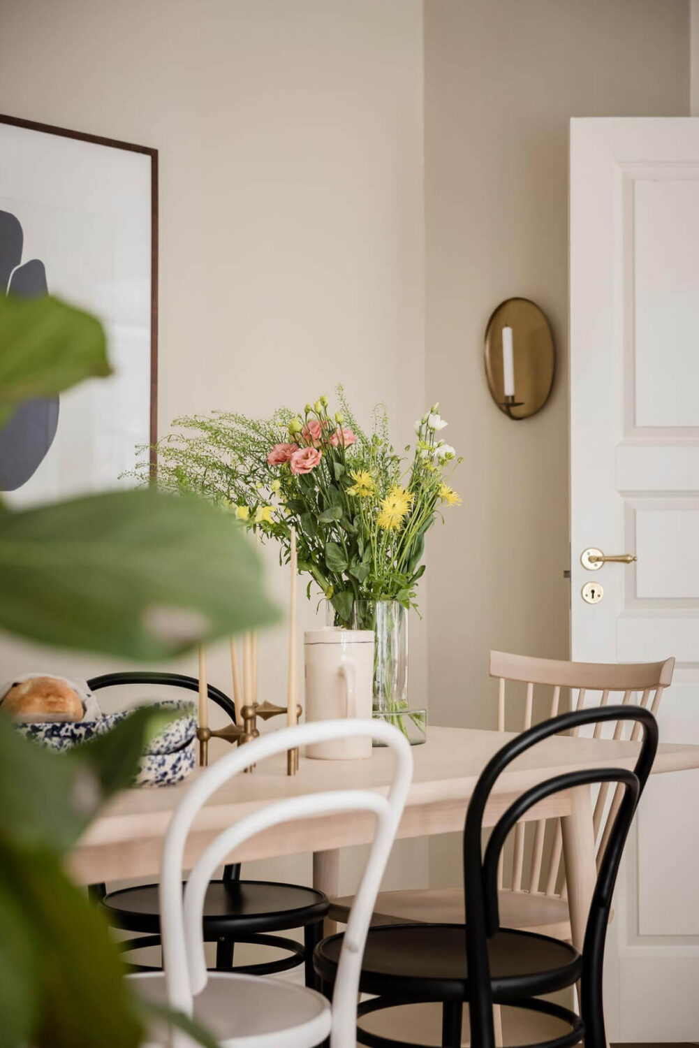 A Bright One-Bedroom Apartment with a Large Balcony 8 dining-table-detail