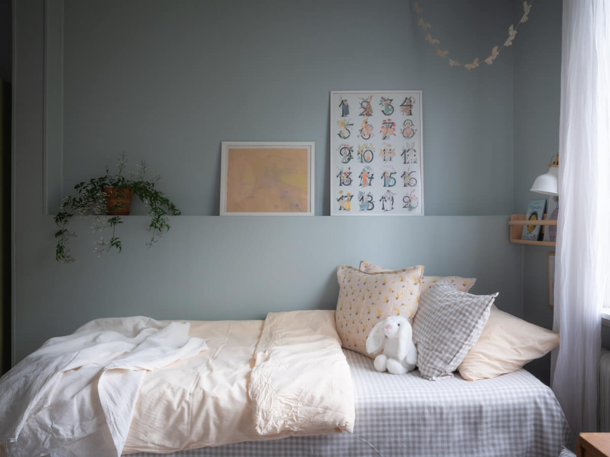 A Soft Color Palette and a Charming Kitchen in a Swedish Apartment 29 display ledge kids bedroom