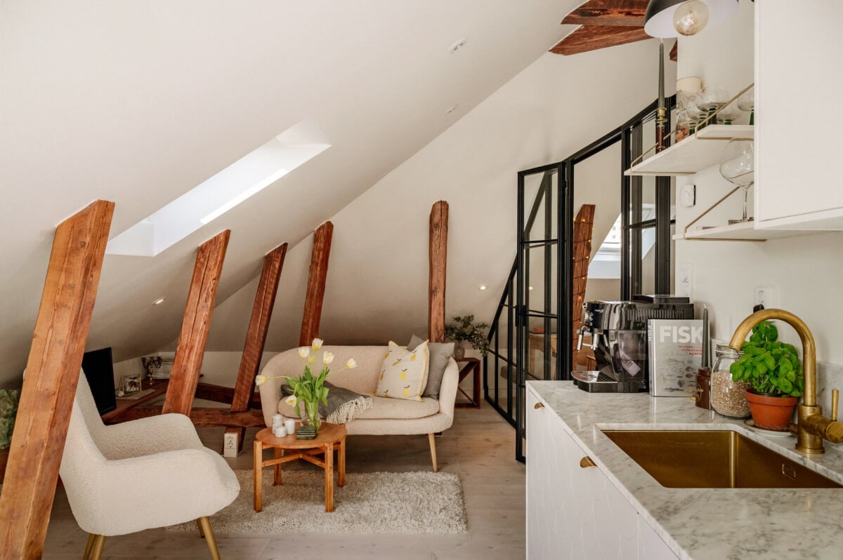 A Bright Attic Apartment with Exposed Beams and a Roof Terrace 2 exposed beams slanted ceiling small living space