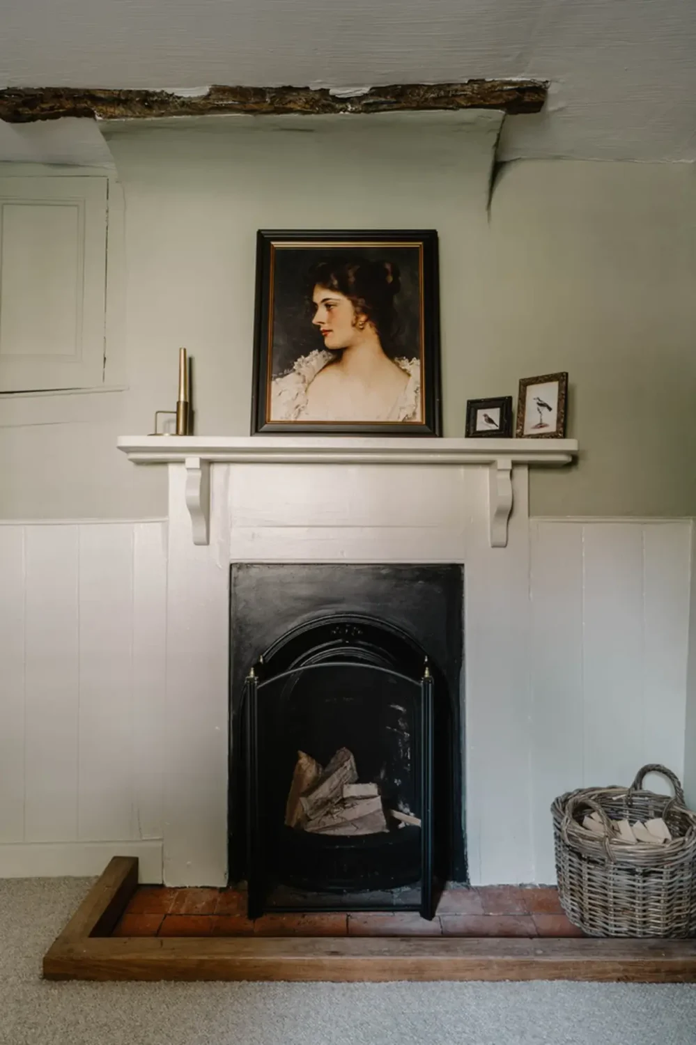 Serene Colors and Historic Elements in an Elizabethan Home in Wiltshire 11 v