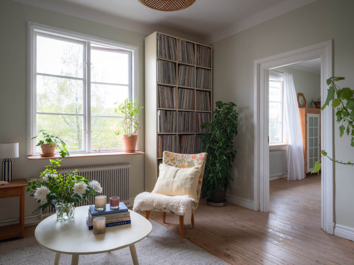 A Soft Color Palette and a Charming Kitchen in a Swedish Apartment 18 floral chair bookcases