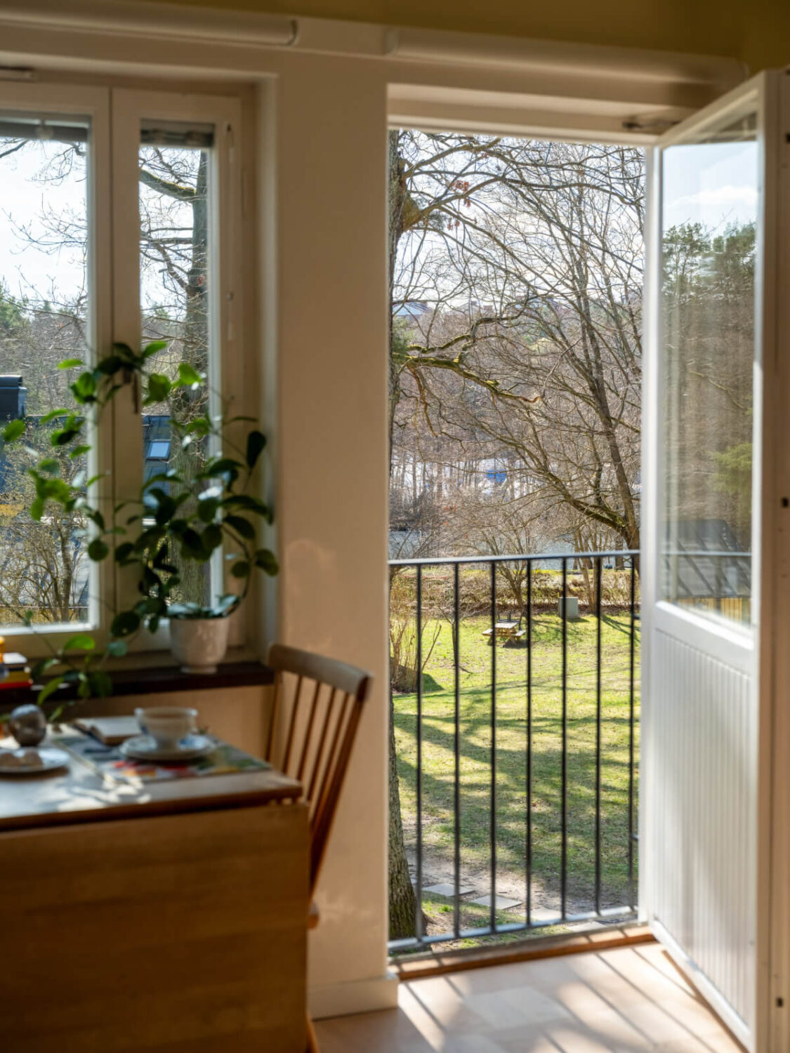 A Tiny Apartment Filled with Books and a Midcentury-Style Kitchen 7 french balcony