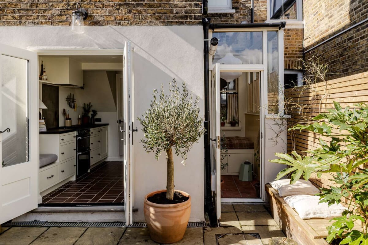 Reclaimed Materials and Custom Storage in a Serene London Home 22 garden