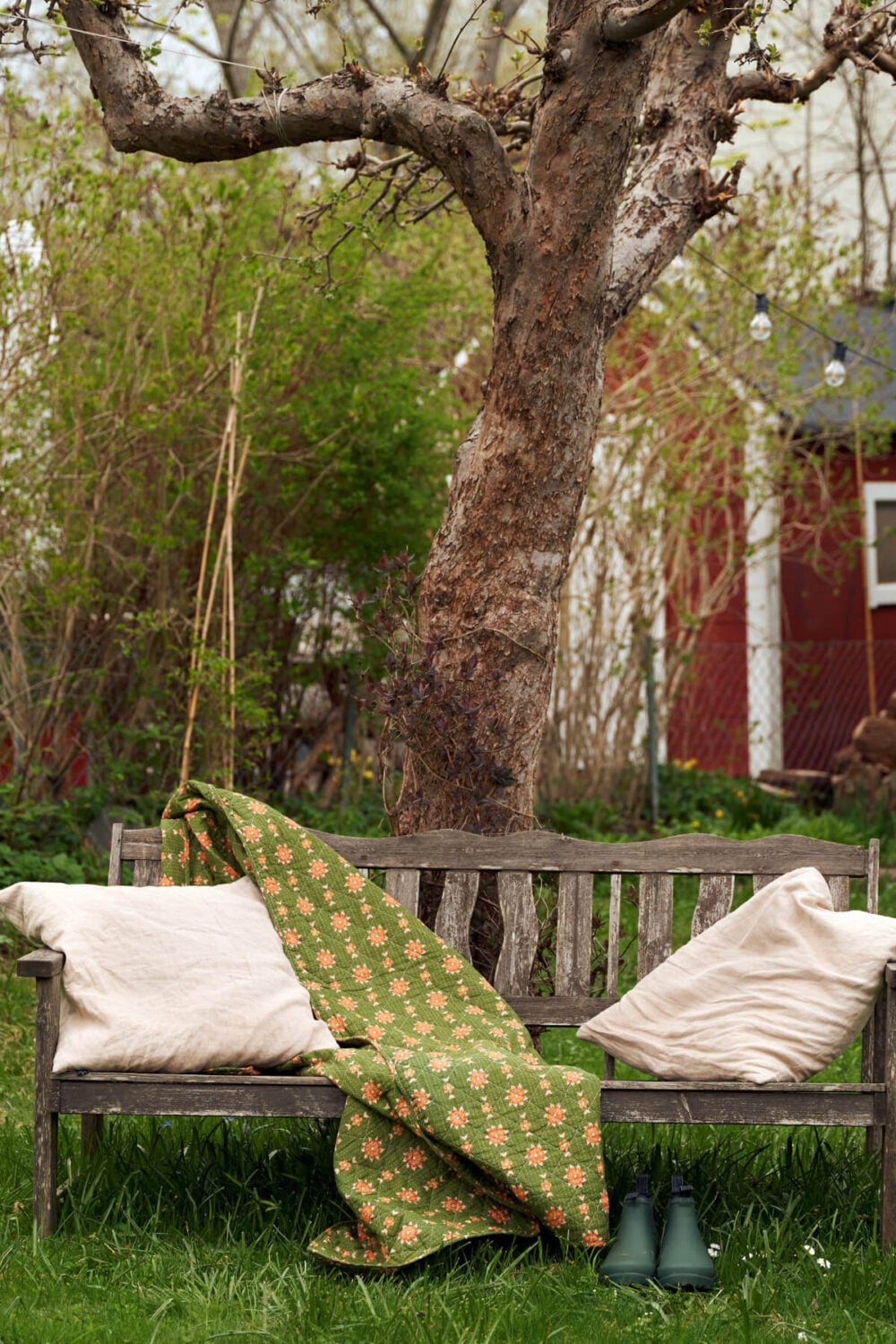 A Charming Semi-Detached House in the First Garden Town of Stockholm 35 garden bench