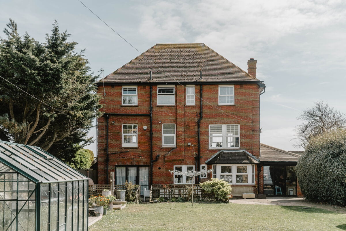 A Bright English Seaside Home Owned by Artists 28 garden english home