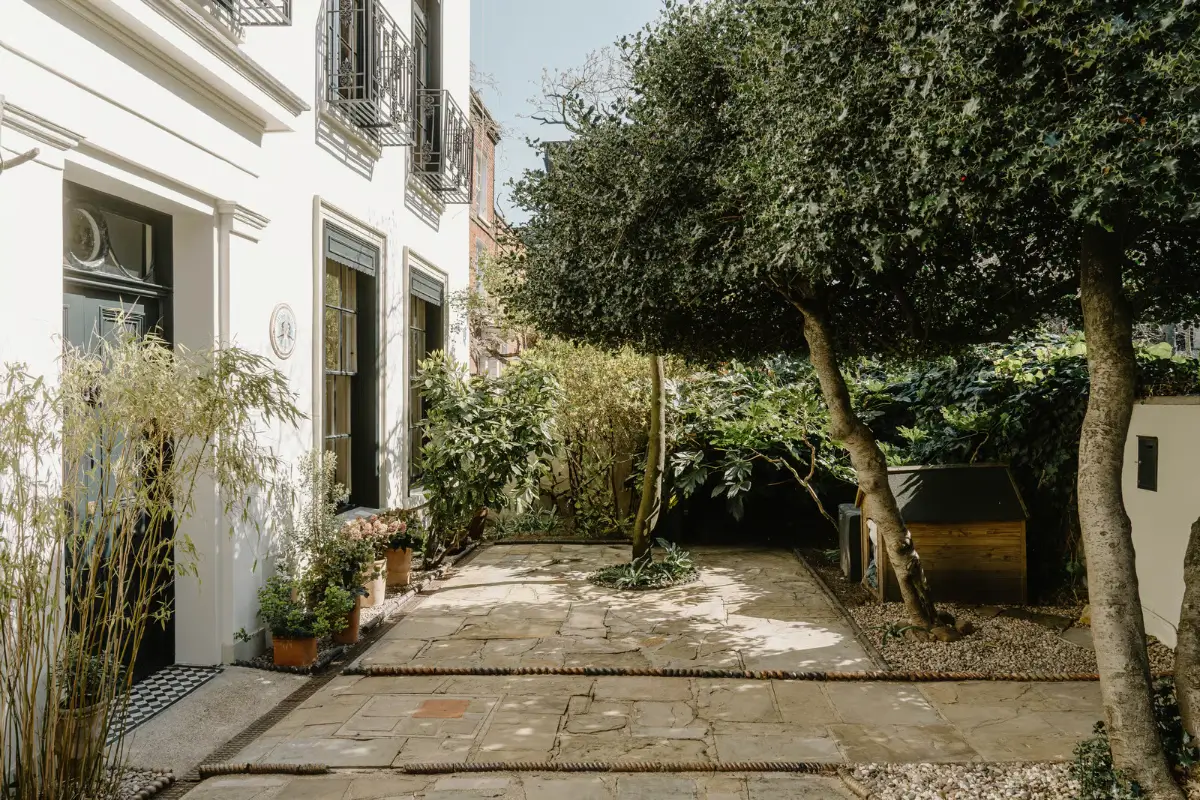 A Grand Regency-Style House with a Mature Garden in London 25 garden regency townhouse